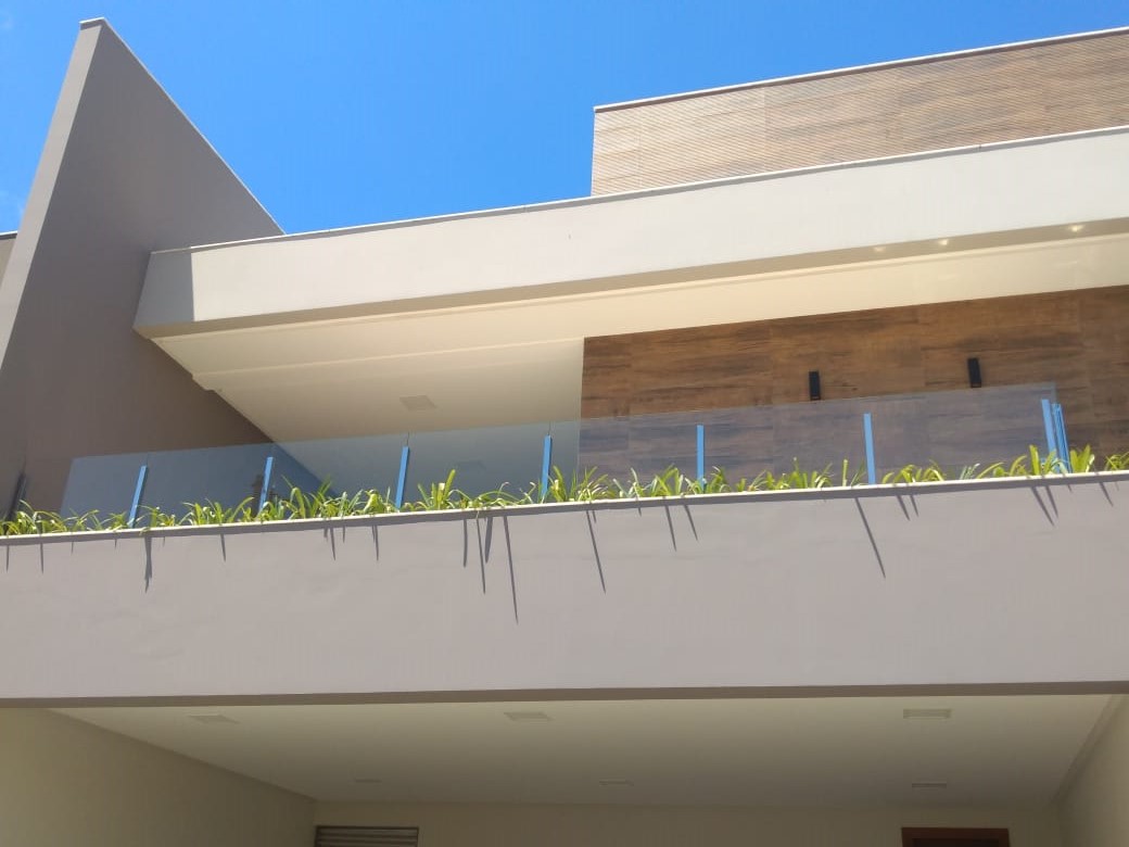 Guarda corpo com torres em inox e vidro incolor laminado e temperado.jpeg